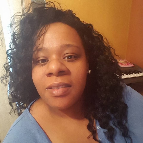 Poshmark profile picture for @lqh
